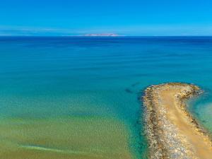 Niros Beachfront Aparthotel في كوكيني خانيون: منظر جوي للشاطئ والمحيط
