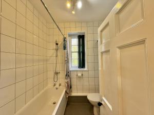 Et badeværelse på 1 Cobb House + 25 billeder