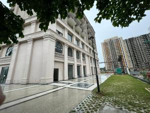 un edificio con un patio de césped delante de él en White Moon, en Lucknow 12 fotos más