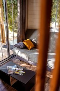 Posezení v ubytování Chalet confort, Proche Puy duFou, plan d'eau privé