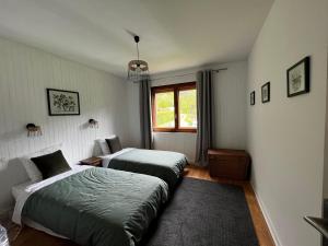 Appartement spacieux avec vue في سان جيرفيه ليه بان: غرفة نوم بها سريرين ونافذة