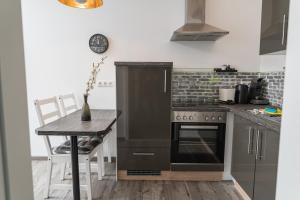 Η κουζίνα ή μικρή κουζίνα στο Black & White