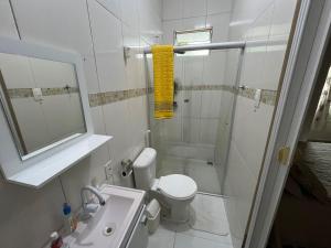 un bagno con doccia, WC e lavandino di Green House a Belém