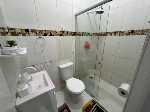 un bagno con doccia, wc e lavandino di Green House a Belém