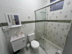 un bagno con doccia, WC e lavandino di Green House a Belém