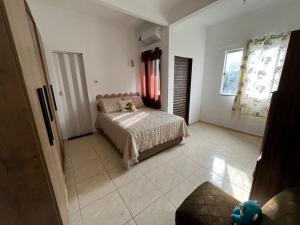 una camera da letto con un letto e una finestra di Green House a Belém