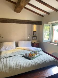 Postel nebo postele na pokoji v ubytování Borgo Montefreddo Toscana