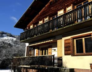 Appartement spacieux avec vue في سان جيرفيه ليه بان: مبنى به شرفة على جانبه