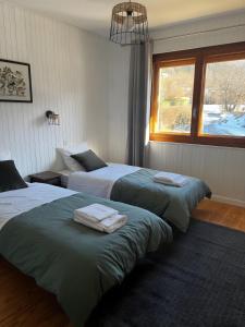 Appartement spacieux avec vue في سان جيرفيه ليه بان: غرفة نوم بها سريرين ونافذة