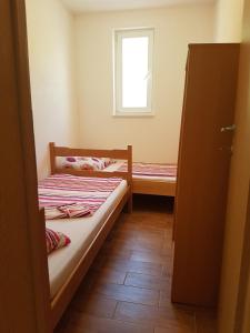 Postel nebo postele na pokoji v ubytování Apartments Rogoznica