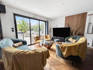 Μια τηλεόραση ή/και κέντρο ψυχαγωγίας στο Jacuzzi, Sauna, Ping-Pong & Billard, Les Alizés