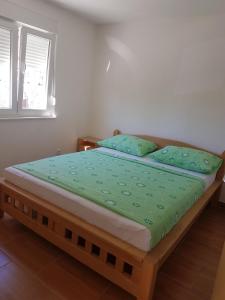 Postel nebo postele na pokoji v ubytování Apartments Rogoznica