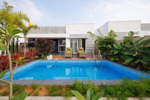 Piscina de la sau aproape de Kaya's Retreat