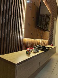 cocina con encimera y fogones en AIN LUXE Stay, en Idogwari