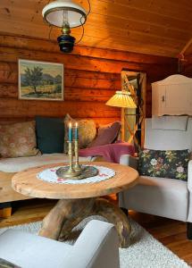 Posezení v ubytování Traditional Log Cabin By Lake Seljord