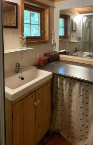 Koupelna v ubytování Traditional Log Cabin By Lake Seljord