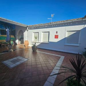 ein weißes Gebäude mit Fenstern und einer Terrasse in der Unterkunft Casa Rural "AMARA" Bardenas in Valtierra