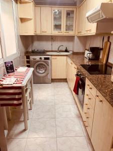 una cucina con lavello e lavatrice di O remanso de arcade a Arcade