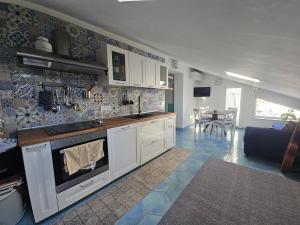 Kuchyň nebo kuchyňský kout v ubytování The Blue terrace