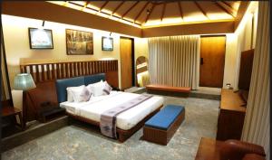 une chambre avec un lit et un bureau dans l'établissement Wild Forest, à Sasan Gir