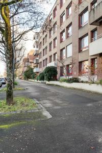 une rue vide devant un grand bâtiment dans l'établissement 1 Bedroom Apartment, à Bâle