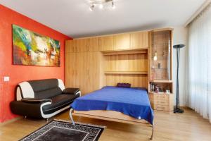 une chambre avec un lit et une chaise dans l'établissement 1 Bedroom Apartment, à Bâle