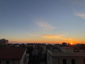 a view of a city with the sun setting at Terrazza vista mare-Parcheggio gratuito -3Min A14 -Mastrangelo Beach in Grottammare