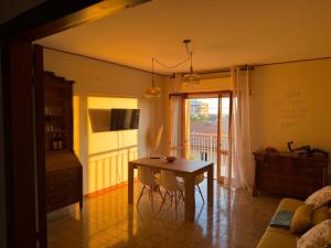 a living room with a table and a balcony at Terrazza vista mare-Parcheggio gratuito -3Min A14 -Mastrangelo Beach in Grottammare