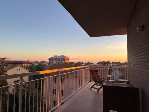 a balcony with two chairs and a view of the city at Terrazza vista mare-Parcheggio gratuito -3Min A14 -Mastrangelo Beach in Grottammare