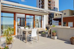 En balkon eller terrasse på Window on the sea