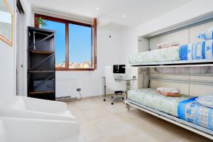 En eller flere senge i et værelse på Window on the sea