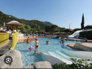 Bazén v ubytování Les Lauriers Duplex centre ville avec jardin nebo v jeho okolí