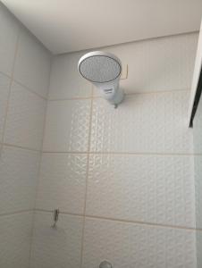 una doccia in bagno con una luce sul muro di Mirantes Resort Mirantes Caminho do Mar a Parnamirim