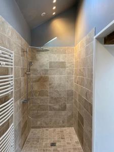 une douche avec une porte vitrée dans une salle de bain dans l'établissement Nice cottage in a village Loire Valley, à Mouzay 41 autres photos