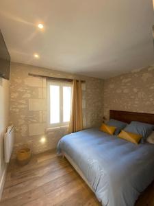 une chambre avec un grand lit et une fenêtre dans l'établissement Nice cottage in a village Loire Valley, à Mouzay