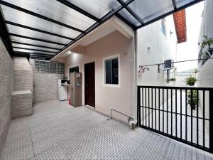 a hallway of a house with a ceiling at Casa ampla e confortável em Balneário Camboriú in Balneário Camboriú
