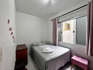 a small bedroom with a bed and a window at Casa ampla e confortável em Balneário Camboriú in Balneário Camboriú
