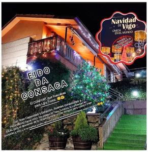 een bord voor een gebouw met een kerstboom bij Eido da Consaca in Ponteareas