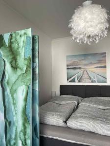 伊加洛Igalo Montenegro - Nice apartment 20 m from the sea!的一间带床和吊灯的卧室