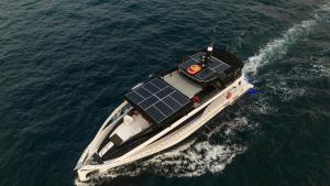 eine Draufsicht auf ein Boot mit Solarpaneelen auf dem Wasser in der Unterkunft Solara Maldives Luxury Yacht Charter in Insel Filitheyo