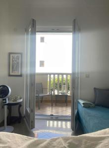 伊加洛Igalo Montenegro - Nice apartment 20 m from the sea!的卧室设有滑动玻璃门,可通往庭院
