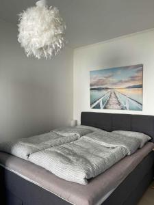 伊加洛Igalo Montenegro - Nice apartment 20 m from the sea!的一间带床和吊灯的卧室