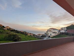 Una vista del océano desde el balcón de una casa. en Apartamento Laranjeiras dois, en Bicas