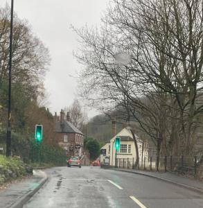 eine grüne Ampel auf einer Stadtstraße in der Unterkunft 2 The Grove in Coalbrookdale