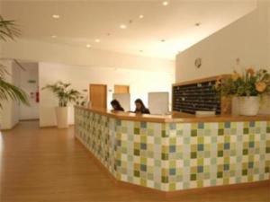 zwei Personen sitzen an einer Theke in einer Lobby in der Unterkunft Charming Orada 2-Bedroom Albufeira Duplex Apartment with Shared Pool sleeps 6 in Páteo + 33 Fotos