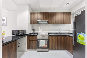 Η κουζίνα ή μικρή κουζίνα στο Stayshort - Modern Villa in Avencia Damac Hills 2 with Waterpark Access