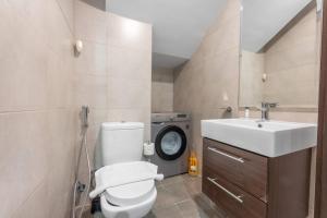 Ένα μπάνιο στο Stayshort - Modern Villa in Avencia Damac Hills 2 with Waterpark Access