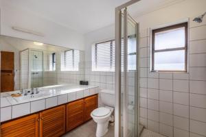 een badkamer met een toilet, een wastafel en een douche bij 8 Tarbet Ness in Vosburg