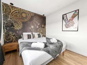 Ένα ή περισσότερα κρεβάτια σε δωμάτιο στο Jacuzzi, Sauna, Ping-Pong & Billard, Les Alizés +42 φωτογραφίες