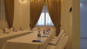- un groupe de tables avec des bouteilles d'eau dans l'établissement Sebrose Star Palace Hotel, à Hohoe